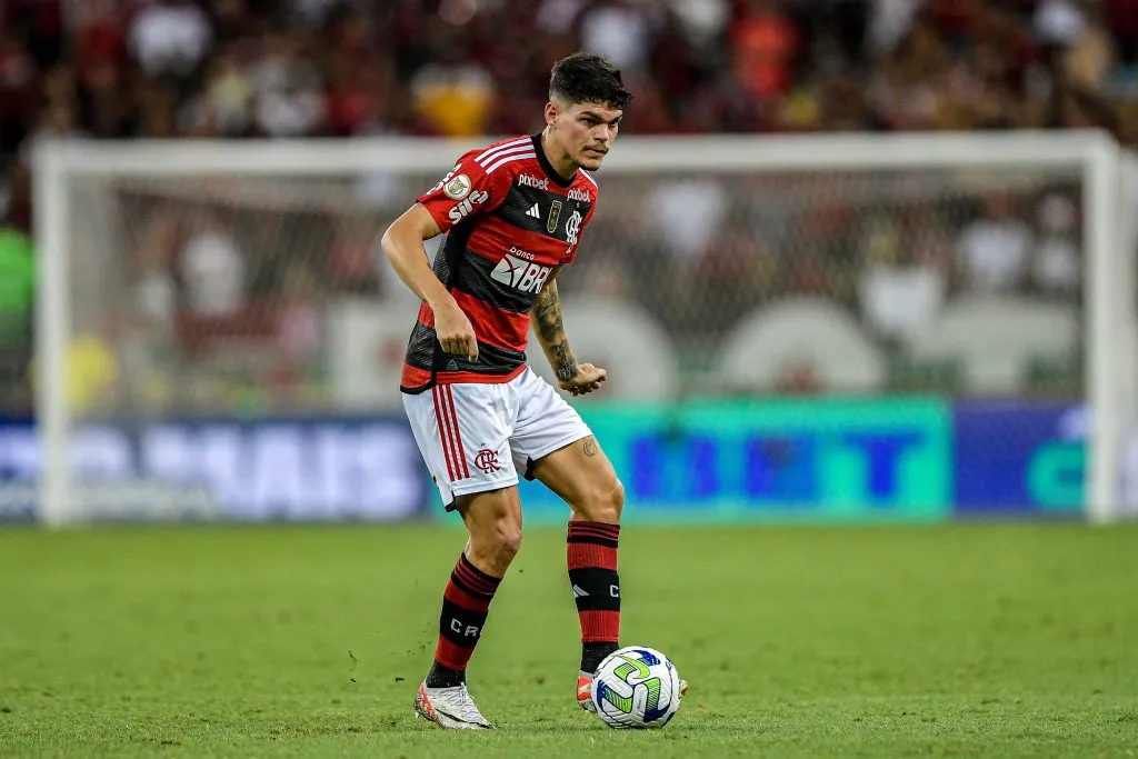 Ayrton Lucas é o único lateral de ofício do Mengão no momento –  Foto: Thiago Ribeiro/AGIF