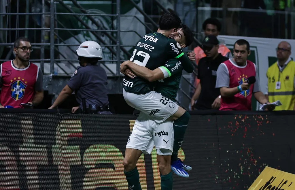 Lopez jogador do Palmeiras comemora seu gol com Piquerez jogador da sua equipe durante partida contra o America-MG no estadio Arena Allianz Parque pelo campeonato Brasileiro A 2023. Foto: Fabio Giannelli/AGIF