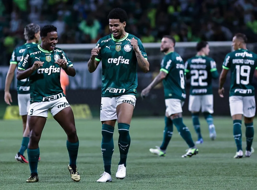 SP – SAO PAULO – 29/11/2023 – BRASILEIRO A 2023, PALMEIRAS X AMERICA-MG – Endrick jogador do Palmeiras comemora seu gol com Murilo jogador da sua equipe durante partida contra o America-MG no estadio Arena Allianz Parque pelo campeonato Brasileiro A 2023. Foto: Fabio Giannelli/AGIF