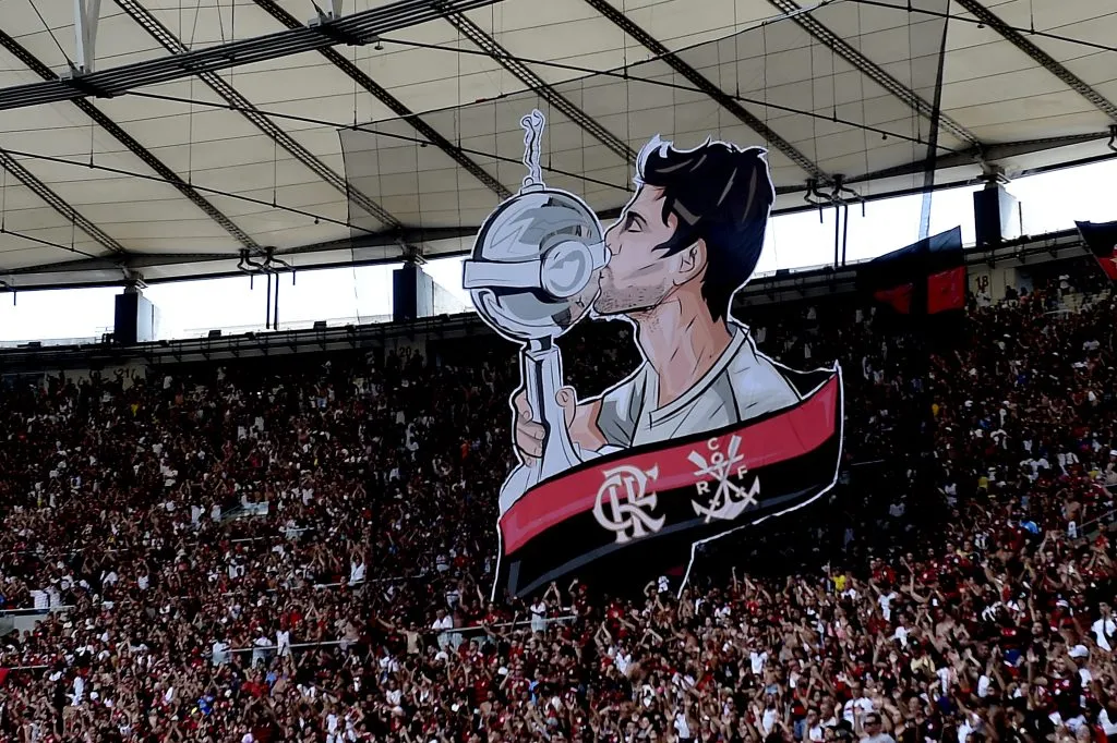 RJ – RIO DE JANEIRO – 03/12/2023 – BRASILEIRO A 2023, FLAMENGO X CUIABA – Homenagem ao jogador Rodrigo Caio do Flamengo antes da partida contra o Cuiaba no estadio Maracana pelo campeonato Brasileiro A 2023. Foto: Alexandre Loureiro/AGIF