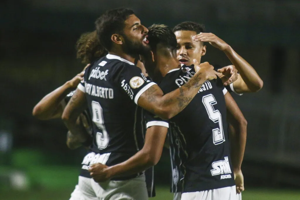 Fausto Vera, jogador do Corinthians, comemora seu gol durante partida contra o Coritiba no estádio Couto Pereira pelo Campeonato Brasileiro - Foto: Gabriel Machado/AGIF