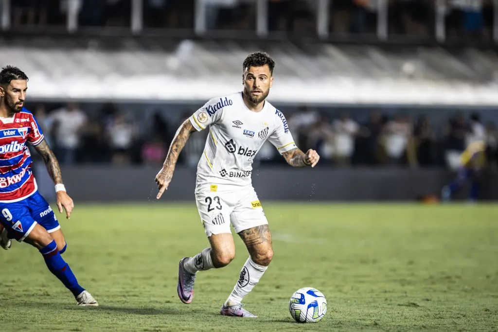 Lucas Lima jogador do Santos durante partida contra o Fortaleza no estadio Vila Belmiro pelo campeonato Brasileiro A 2023. Foto: Abner Dourado/AGIF