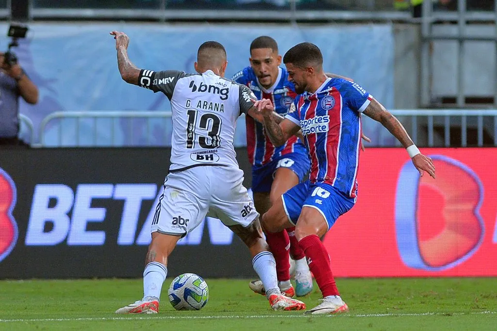 Cauly, jogador do Bahia disputa lance com Arana, jogador do Atletico-MG durante partida no estadio Arena Fonte Nova pelo campeonato Brasileiro A 2023. Walmir Cirne/AGIF