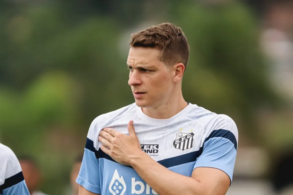 Júlio Furch vai começar como reserva no clássico contra o Corinthians nesta quarta (7) – Foto: Reinaldo Campos/AGIF