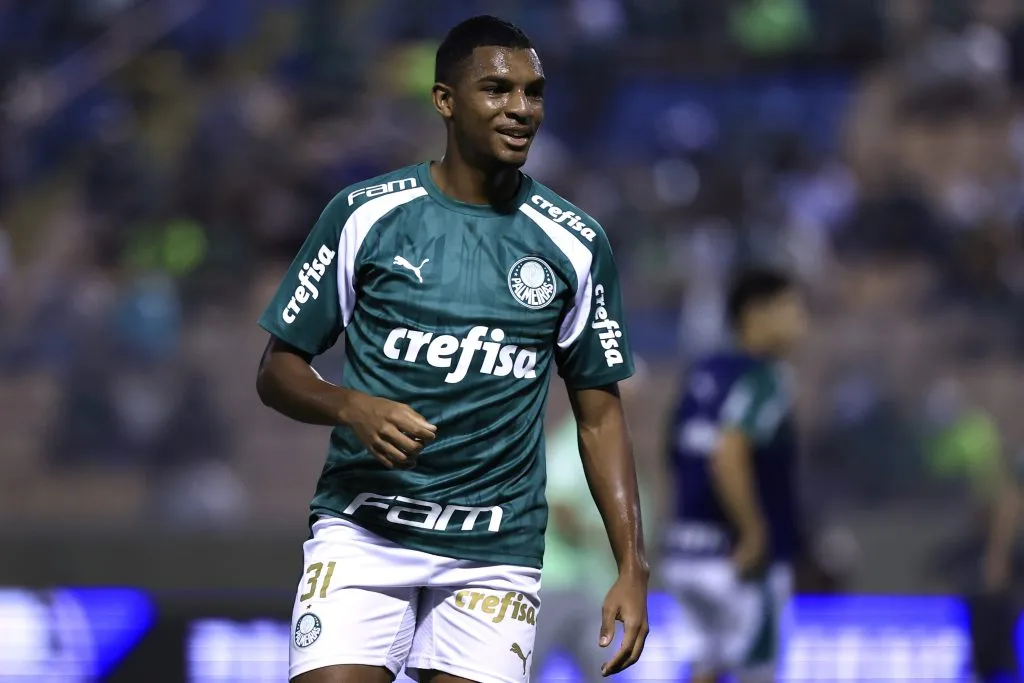 SP – BARUERI – 08/02/2024 – PAULISTA 2024, PALMEIRAS X ITUANO – Luis Guilherme jogador do Palmeiras durante aquecimento antes da partida contra o Ituano no estadio Arena Barueri pelo campeonato Paulista 2024. Foto: Marcello Zambrana/AGIF