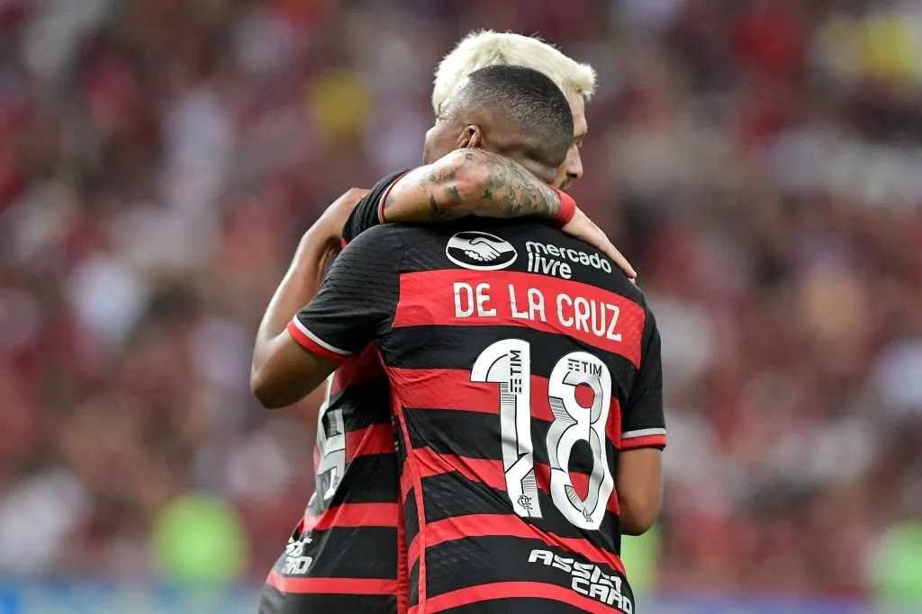 De La Cruz e Arrascaeta retornam ao Flamengo após corte no Uruguai. Foto: Thiago Ribeiro/AGIF