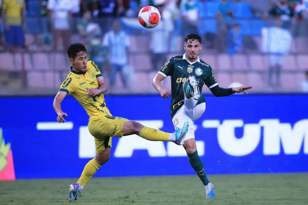 Raphael Veiga jogador do Palmeiras disputa lance com Chico Kim jogador do Mirassol – Foto: Ettore Chiereguini/AGIF