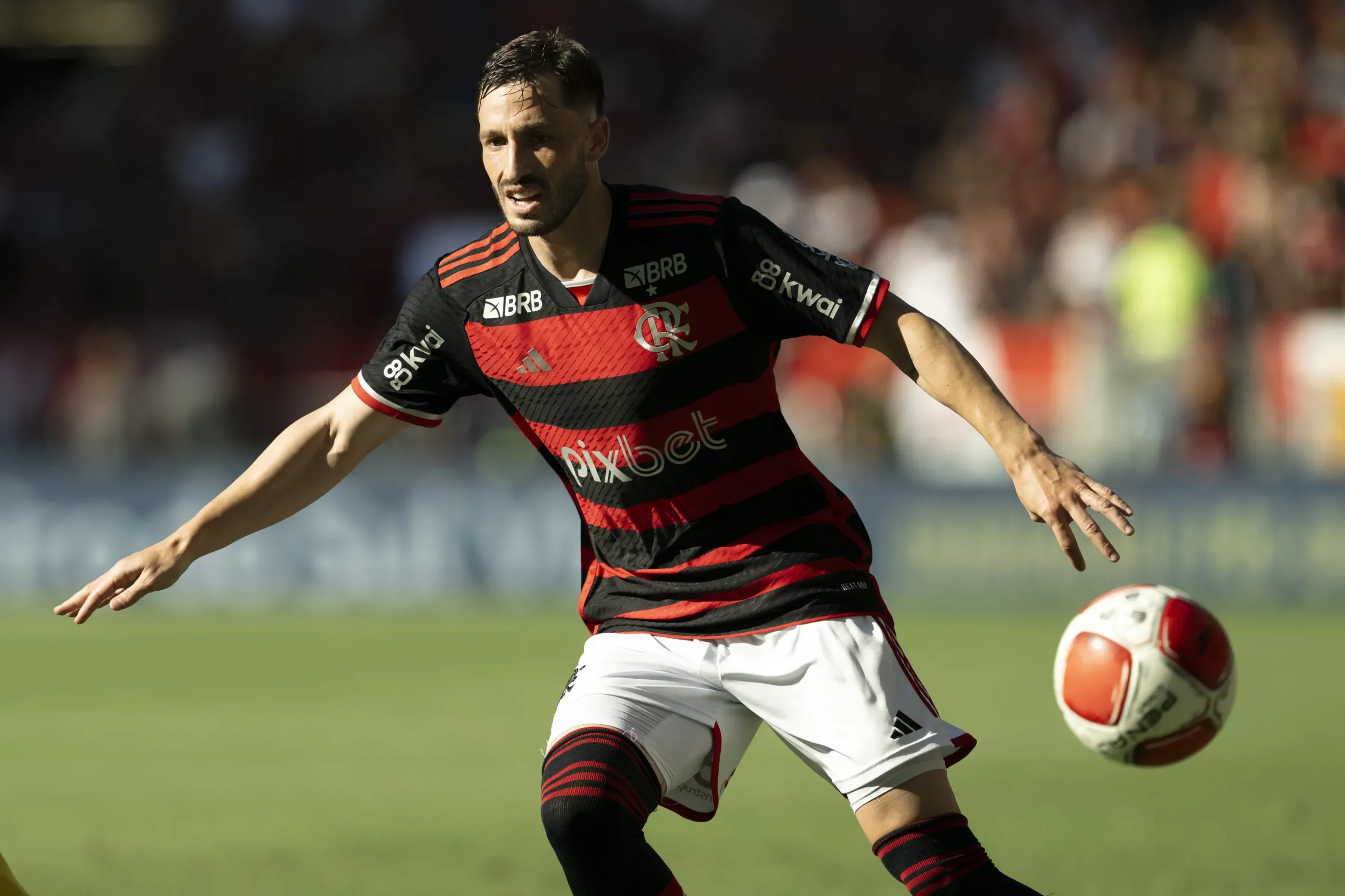 Matías Viña é apenas a terceira opção para a LE do Flamengo e pode reforçar o Cruzeiro – Foto: Jorge Rodrigues/AGIF
