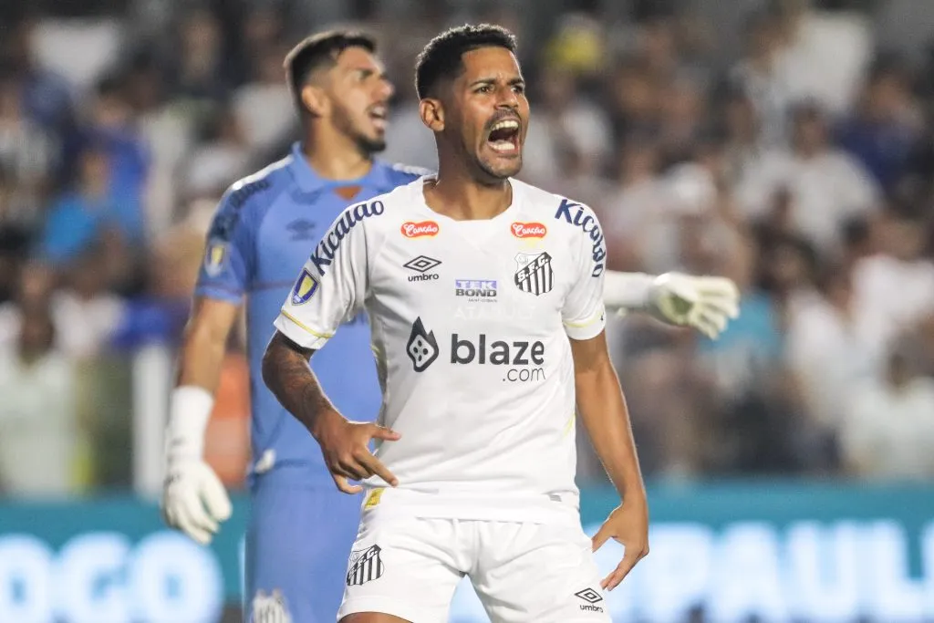 Aderlan vai sair do Santos - Foto: Reinaldo Campos/AGIF.