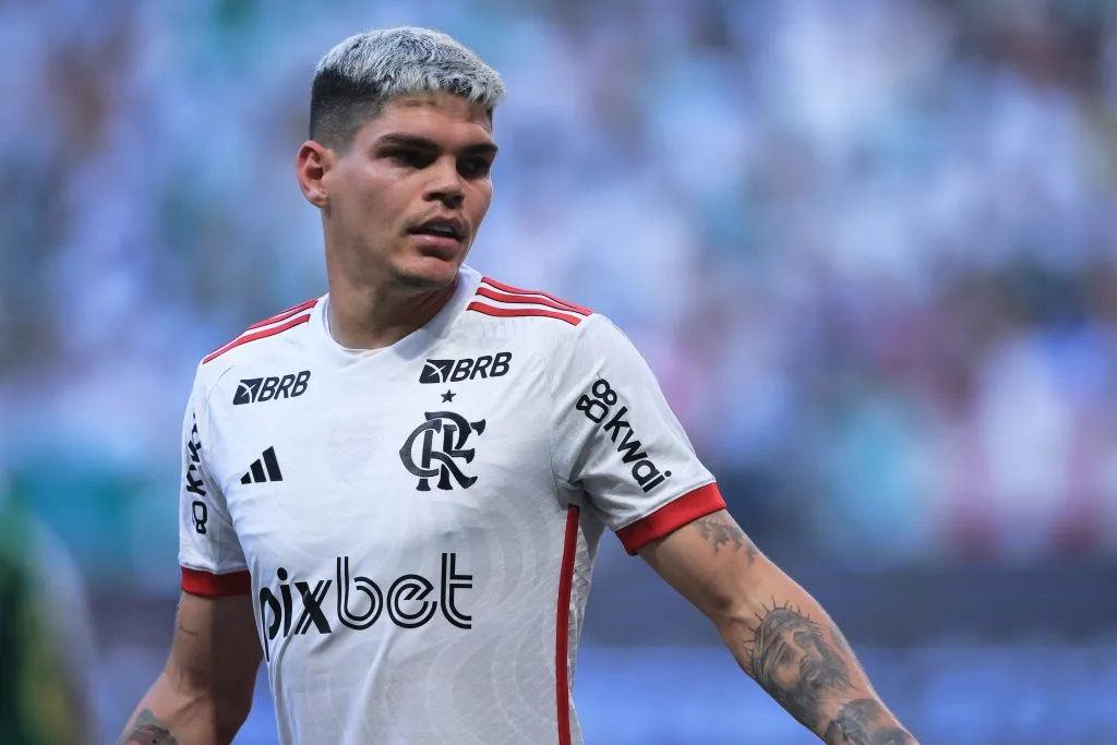 SP – SAO PAULO – 21/04/2024 – BRASILEIRO A 2024, PALMEIRAS X FLAMENGO – Ayrton Lucas jogador do Flamengo durante partida contra o Palmeiras no estadio Arena Allianz Parque pelo campeonato Brasileiro A 2024. Foto: Ettore Chiereguini/AGIF