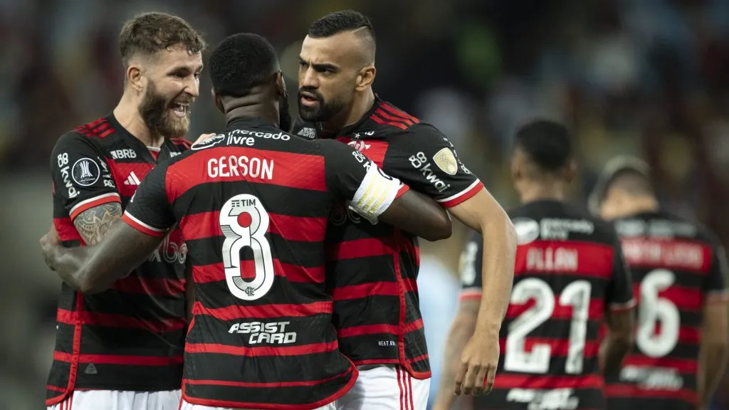 Gerson jogador do Flamengo comemora seu gol com Fabricio Bruno jogador da sua equipe durante partida contra o Bolivar no estadio Maracana pelo campeonato Copa Libertadores 2024. Foto: Jorge Rodrigues/AGIF