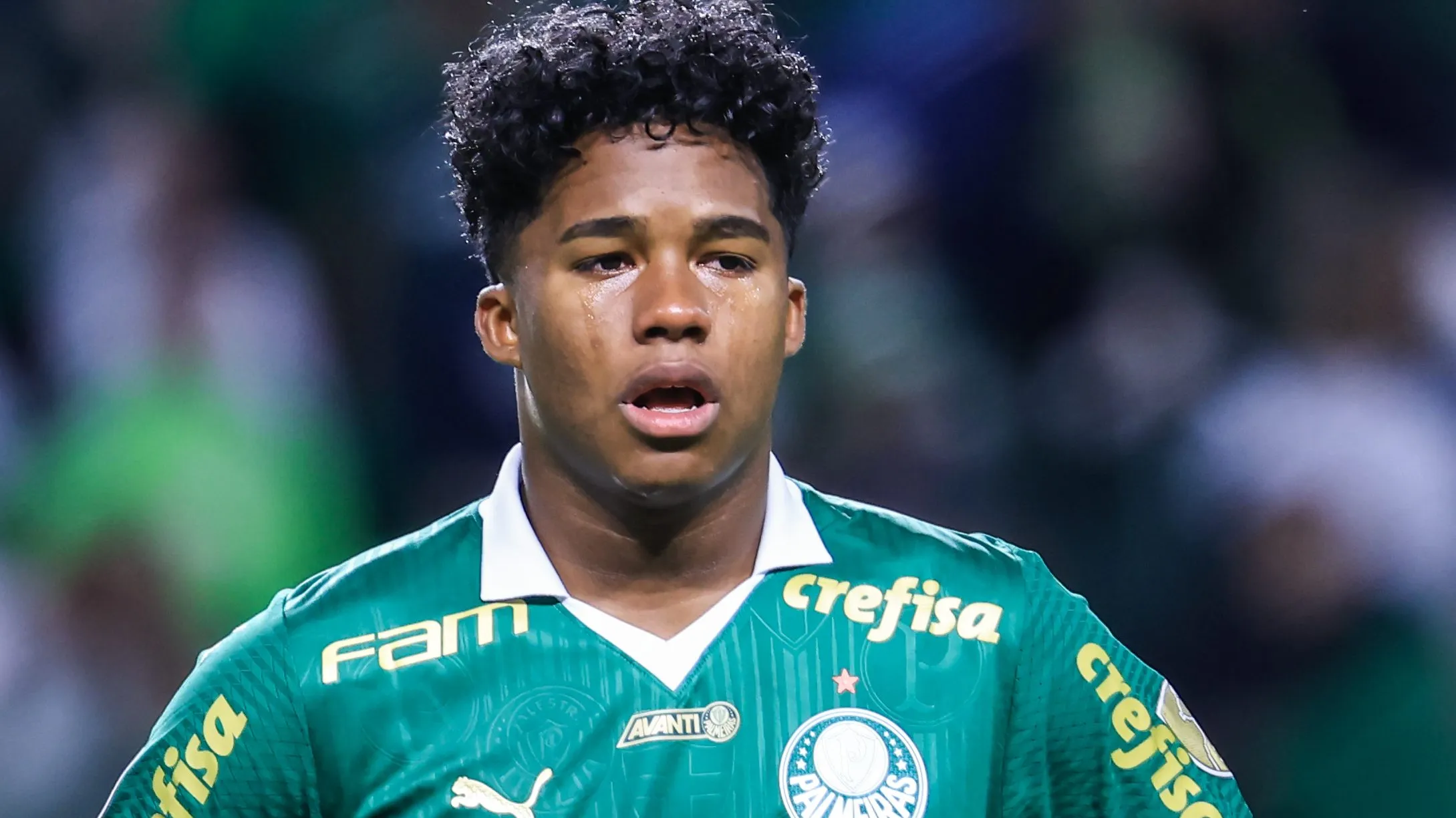 Endrick se emocionou em sua última partida pelo Palestra – Foto: Marcello Zambrana/AGIF