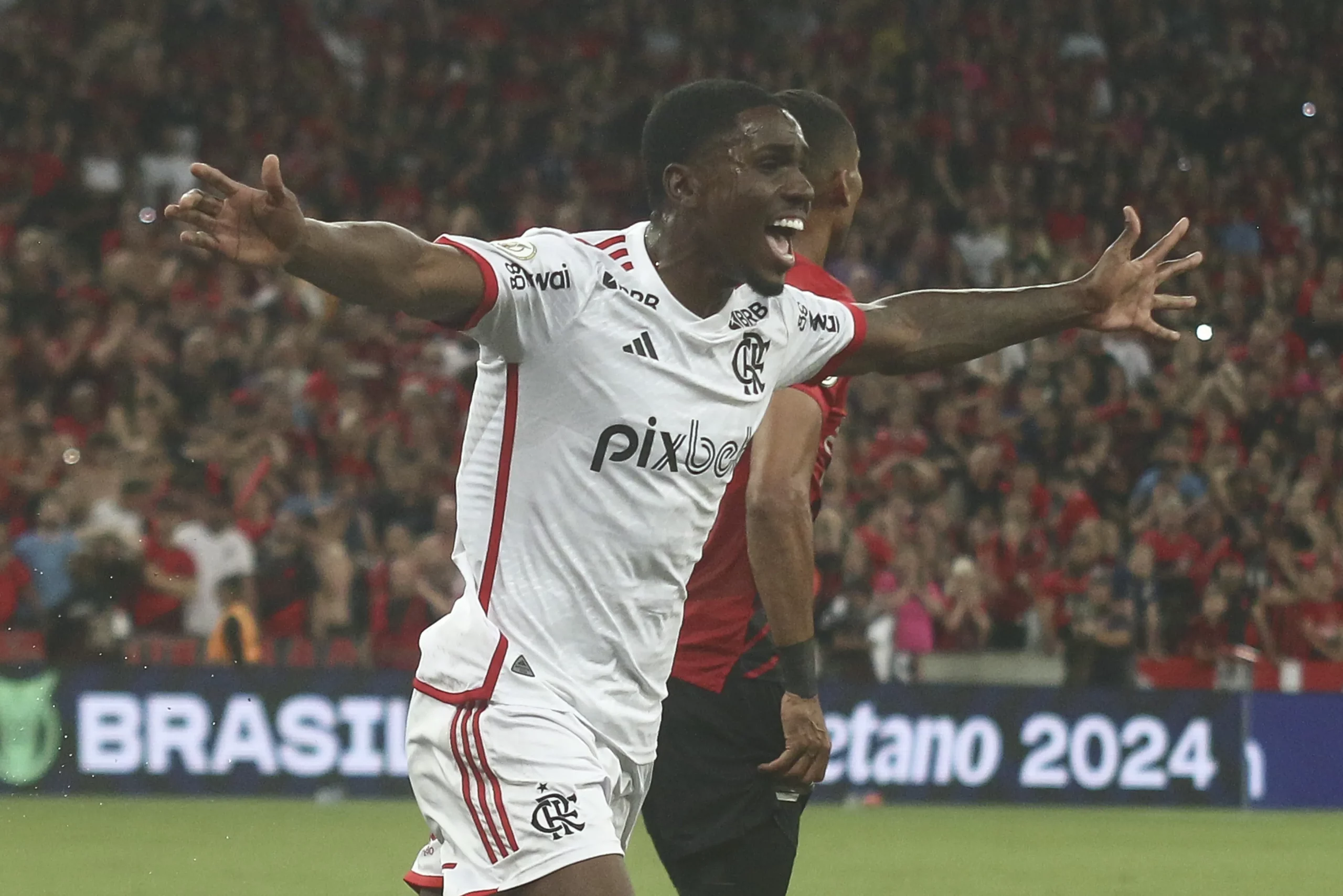 PR – CURITIBA – 16/06/2024 – BRASILEIRO A 2024, ATHLETICO-PR X FLAMENGO – Evertton Araujo jogador do Flamengo comemora seu gol durante partida contra o Athletico-PR no estadio Arena da Baixada pelo campeonato Brasileiro A 2024. Foto: Gabriel Machado/AGIF