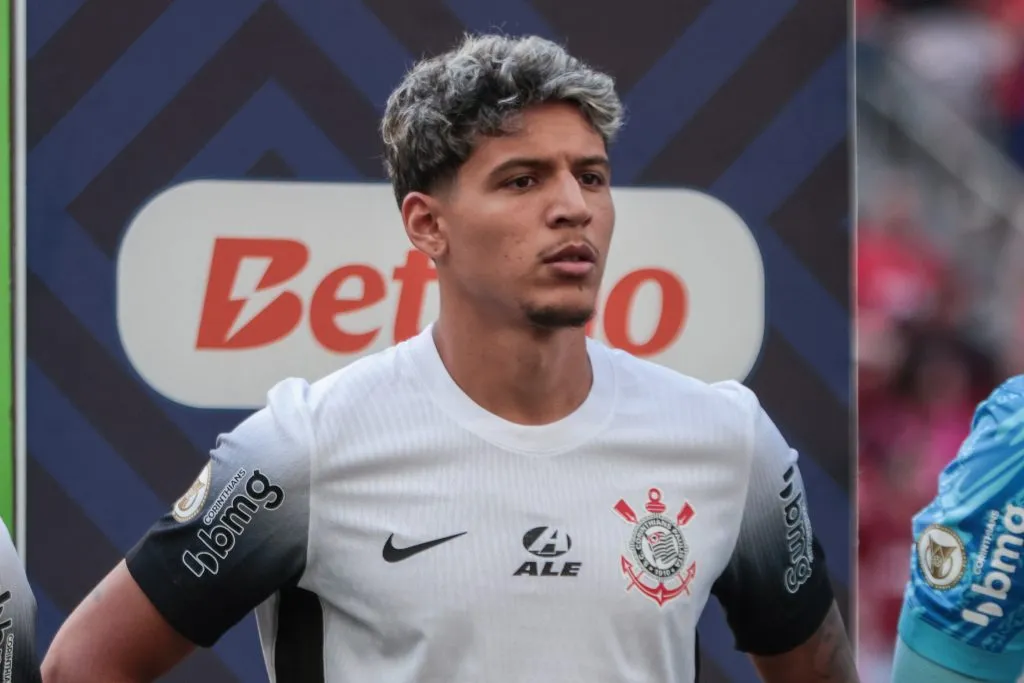 Caetano jogador do Corinthians durante execucao do hino nacional antes da partida contra o Athletico-PR no estadio Arena da Baixada pelo campeonato Brasileiro A 2024. Foto: Robson Mafra/AGIF