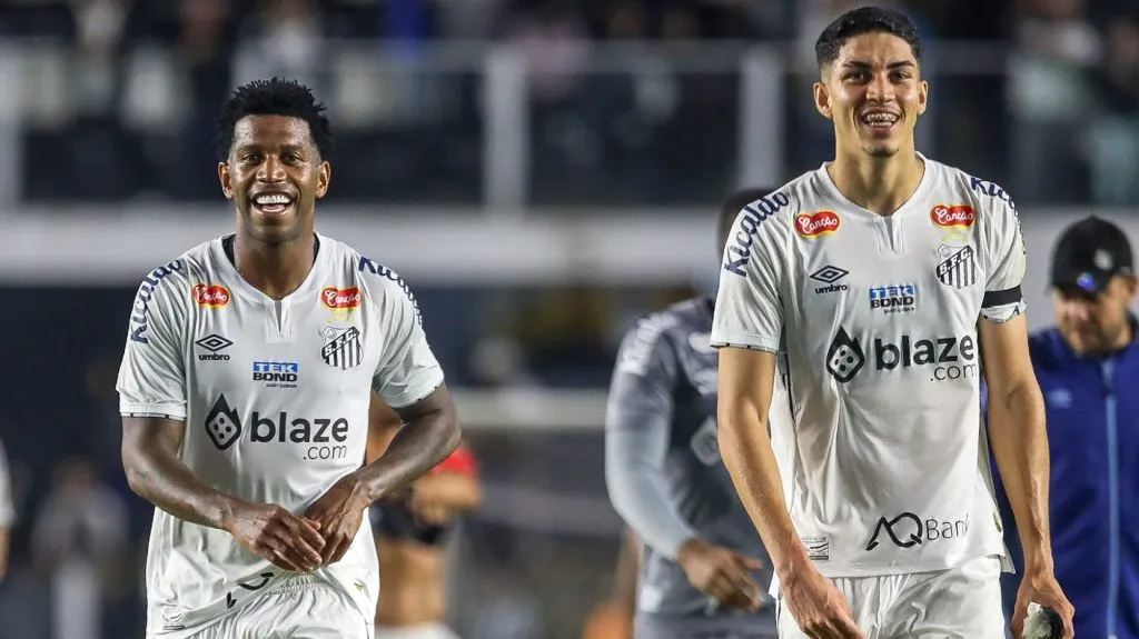 Gil e Jair são destaques na Vila Belmiro. Foto: Reinaldo Campos/AGIF