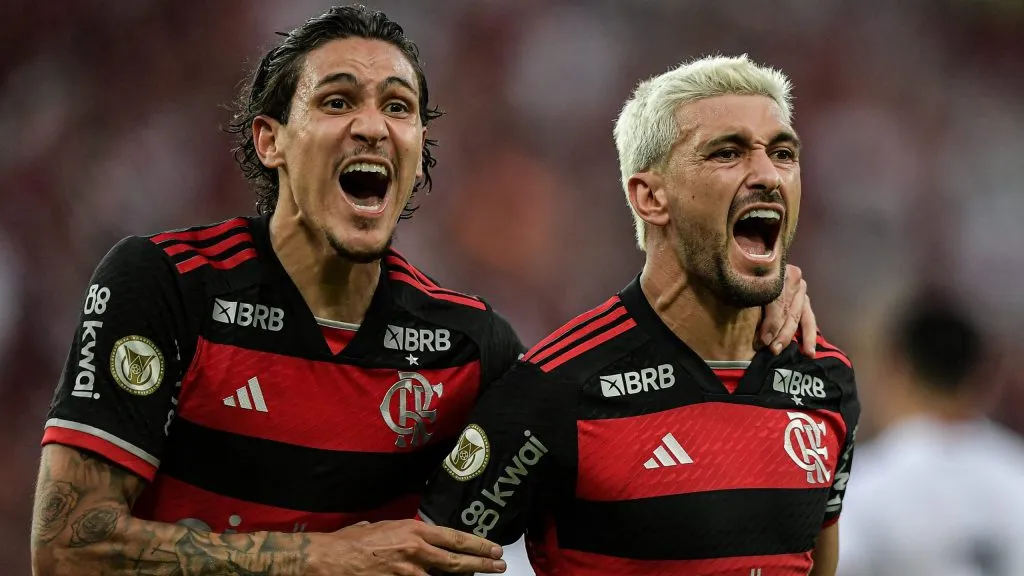 Pedro e Arrasca: A preocupaçã é que a bola precisa chegar no uruguaio paraa servir o camisa 9 – Foto: Thiago Ribeiro/AGIF