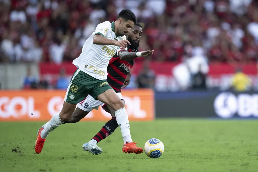 Gerson jogador do Flamengo disputa lance com Jose Lopez jogador do Palmeiras – Foto: Jorge Rodrigues/AGIF