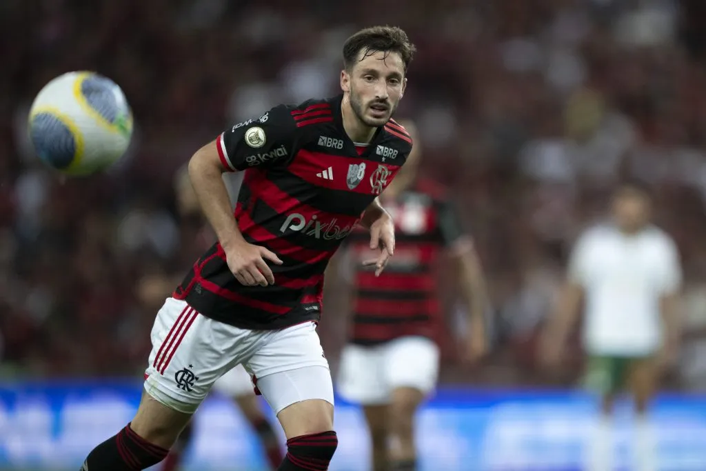 Viña jogador do Flamengo durante partida contra o Palmeiras no estádio Maracanã pelo campeonato Brasileiro A 2024. Foto: Jorge Rodrigues/AGIF