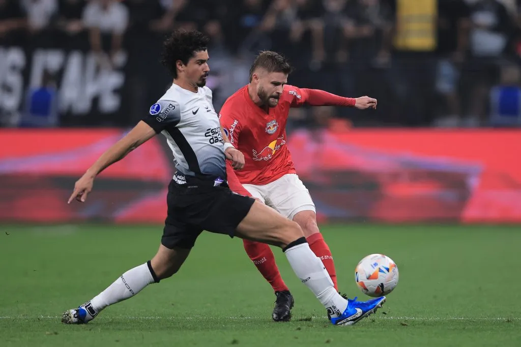 Ramalho jogador do Corinthians disputa lance com Sasha jogador do Bragantino – Foto: Ettore Chiereguini/AGIF