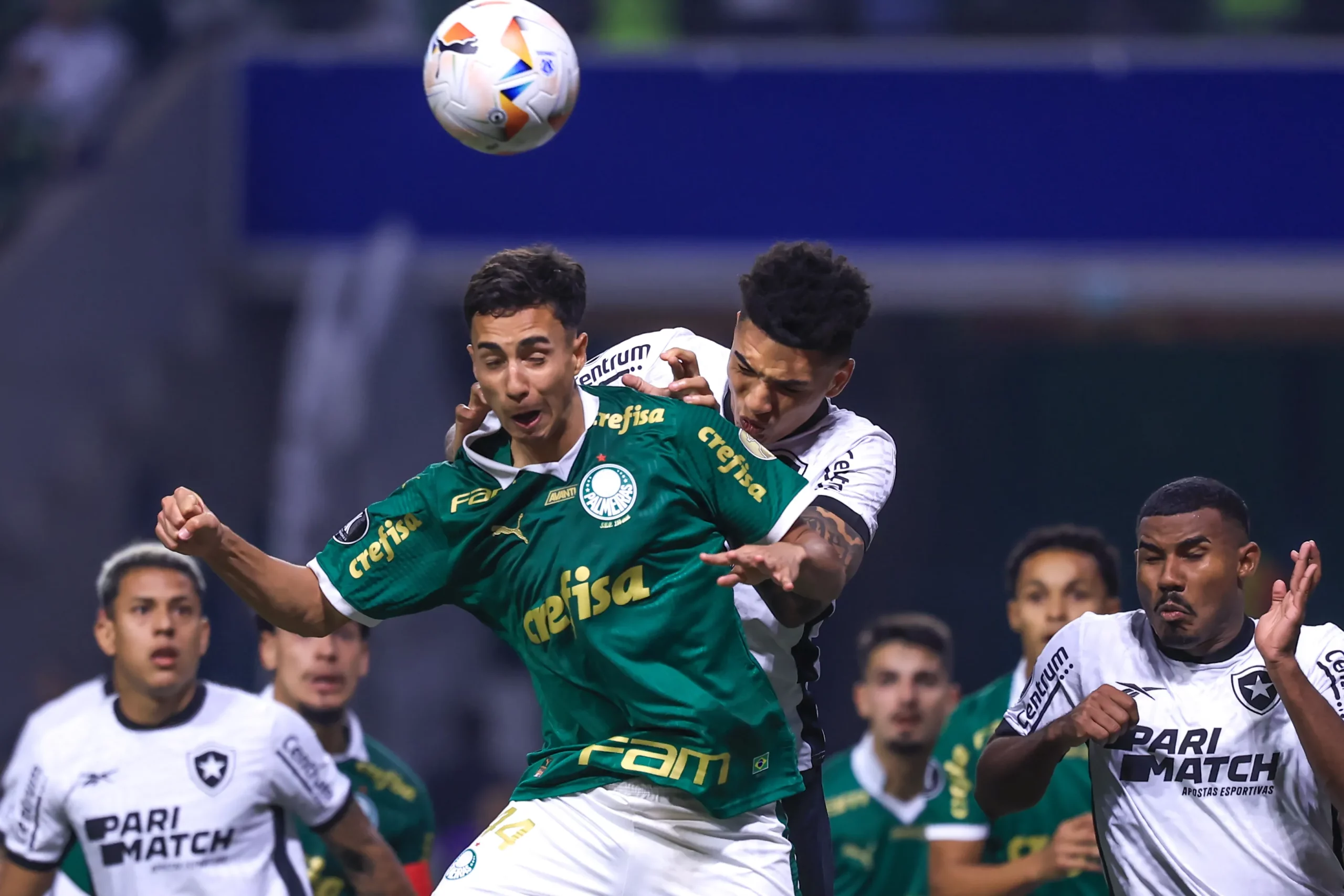 Vitor Reis jogador do Palmeiras durante partida contra o Botafogo no estadio Arena Allianz Parque pelo campeonato Copa Libertadores 2024. Foto: Marcello Zambrana/AGIF
