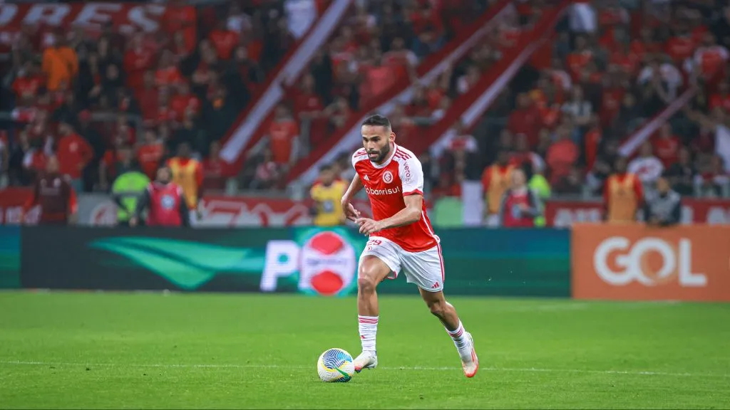 Thiago Maia em partida pelo Inter – Foto: Maxi Franzoi/AGIF