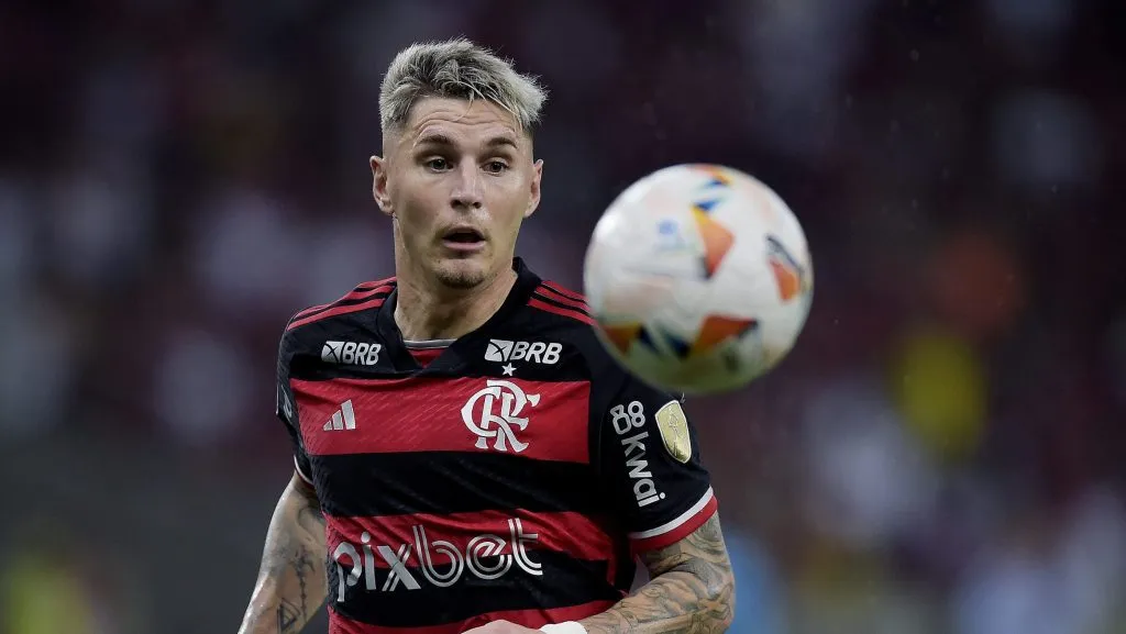 Varela em partida da Libertadores 2024/Foto: Alexandre Loureiro/AGIF