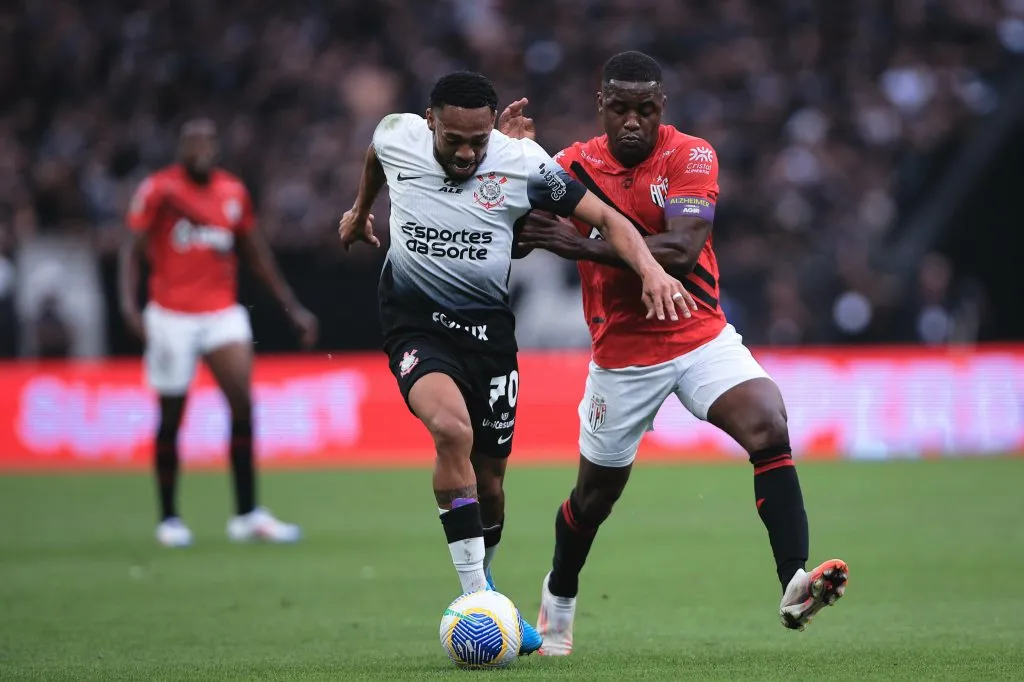 Volante do Timão em partida contra o Atlético-GO. Foto: Ettore Chiereguini/AGIF