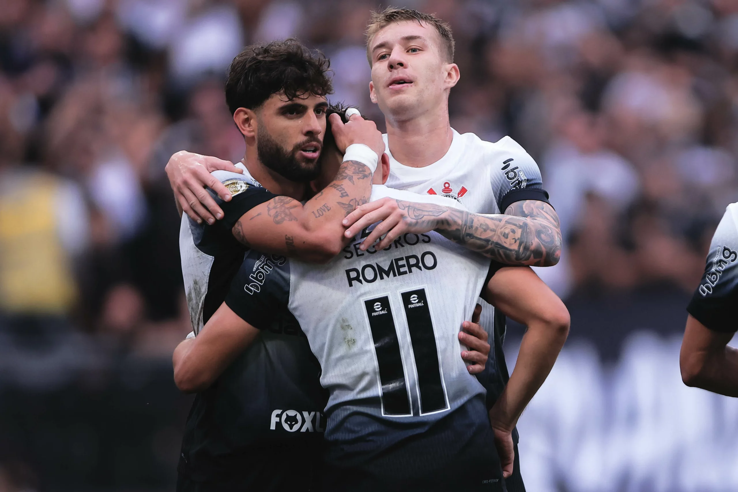 Angel Romero jogador do Corinthians comemora seu gol com Yuri Alberto. Foto: Ettore Chiereguini/AGIF