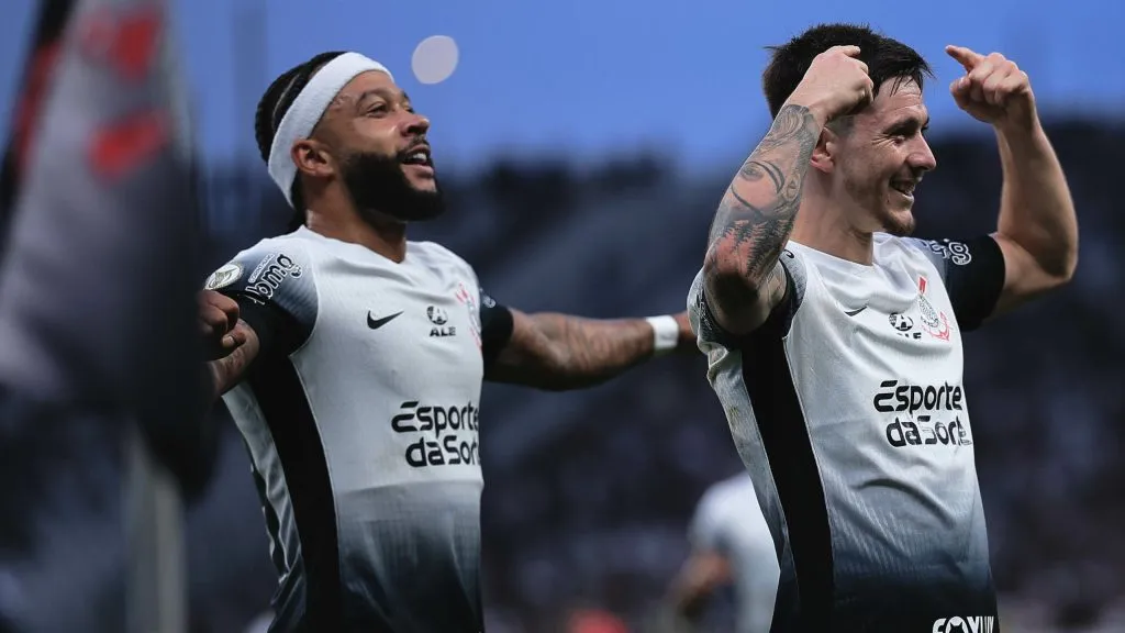 Memphis Depay e Rodrigo Garro em partida pelo Corinthians. Foto: Ettore Chiereguini/AGIF