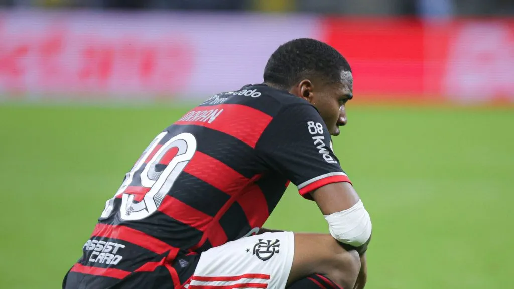 RS – PORTO ALEGRE – 22/09/2024 – BRASILEIRO A 2024, GREMIO X FLAMENGO – Lorran jogador do Flamengo lamenta durante partida contra o Gremio no estadio Arena do Gremio pelo campeonato Brasileiro A 2024. Foto: Maxi Franzoi/AGIF