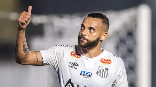 Guilherme vai ficar no Santos - Foto: Abner Dourado/AGIF.