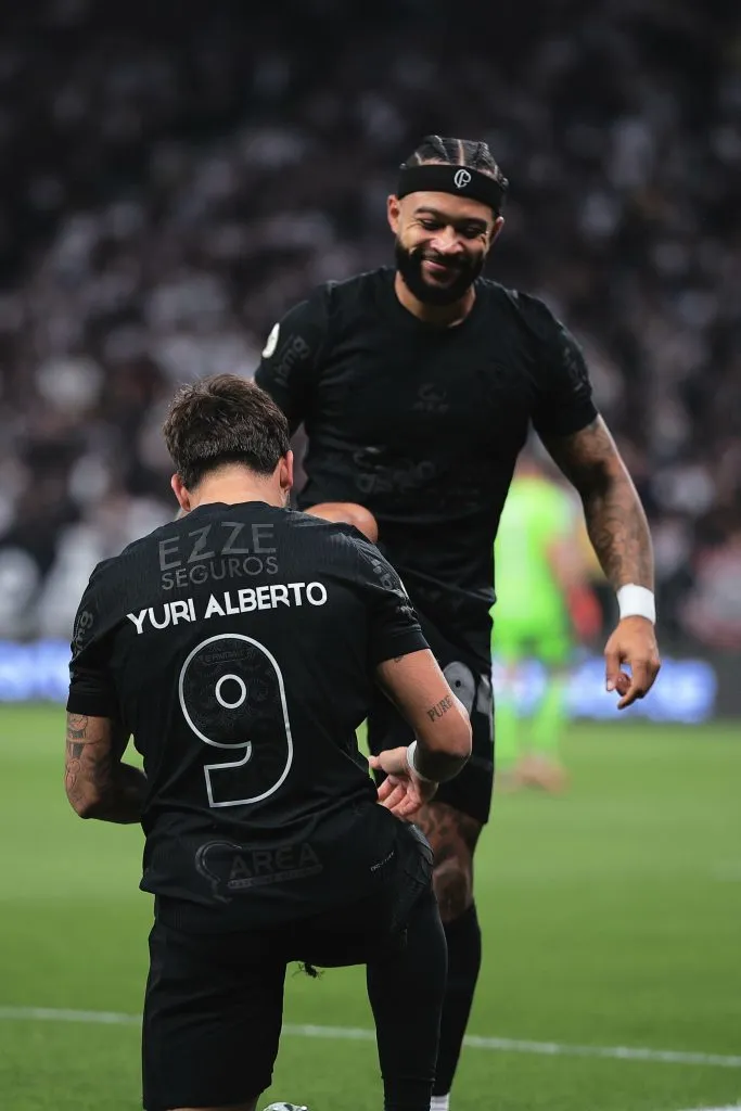 Yuri Alberto jogador do Corinthians comemora seu gol com Memphis Depay jogador da sua equipe durante partida contra o Internacional  – Foto: Ettore Chiereguini/AGIF