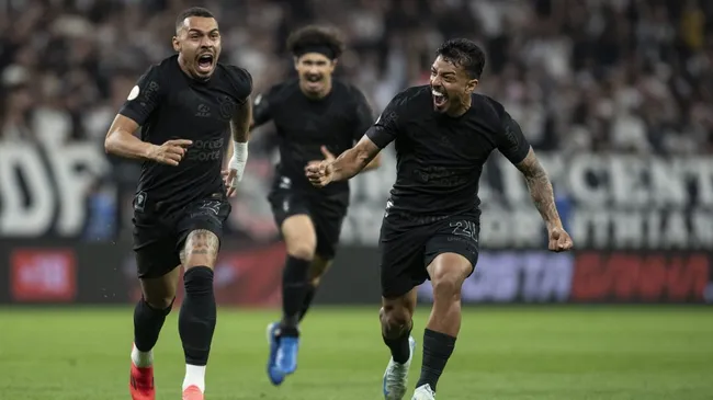 Matheuzinho fez um golaço na goleada do Corinthians – Foto: Anderson Romao/AGIF.