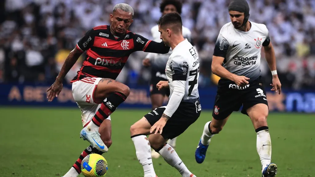 Coronado jogador do Corinthians disputa lance com Wesley jogador do Flamengo durante partida na Neo Química Arena pela Copa Do Brasil 2024. Foto: Ettore Chiereguini/AGIF