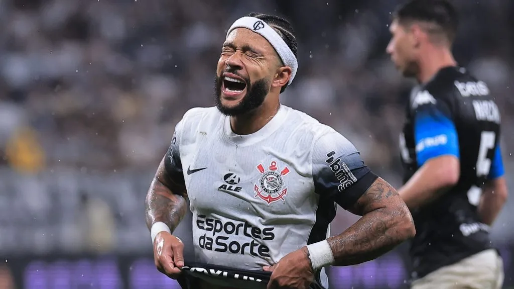Memphis Depay em partida do Corinthians