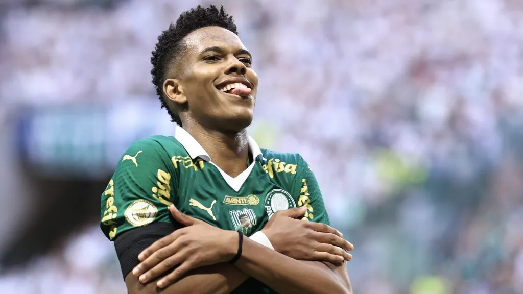 Estêvão comemorando seu gol contra o Fortaleza no Allianz Parque pelo Campeonato Brasileiro 2024. Foto: Marcello Zambrana/AGIF