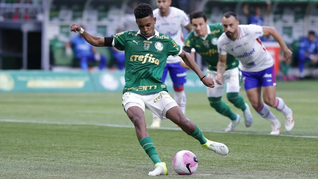Estêvão jogador do Palmeiras cobra pênalti durante partida contra o Fortaleza no Allianz Parque pelo Campeonato Brasileiro A 2024. Foto: Ettore Chiereguini/AGIF