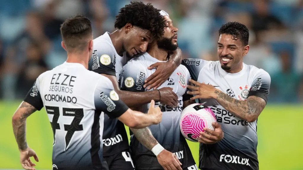 Memphis Depay jogador do Corinthians comemora seu gol com jogadores do seu time durante partida contra o Cuiabá na Arena Pantanal pelo Campeonato Brasileiro A 2024. Foto: Gil Gomes/AGIF