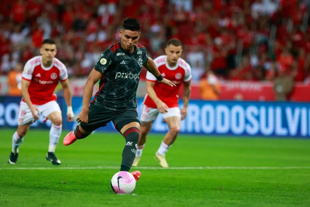 RS – PORTO ALEGRE – 30/10/2024 – BRASILEIRO A 2024, INTERNACIONAL X FLAMENGO – Alcaraz jogador do Flamengo durante partida contra o Internacional no estadio Beira-Rio pelo campeonato Brasileiro A 2024. Foto: Luiz Erbes/AGIF