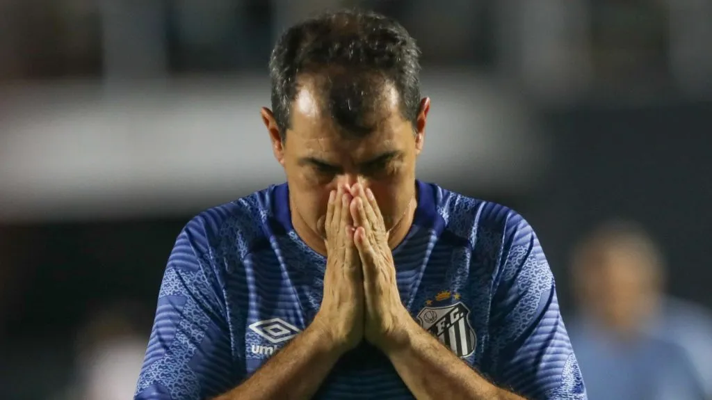 Carille admite que está na hora de conversar com a diretoria do Santos. Foto: Reinaldo Campos/AGIF