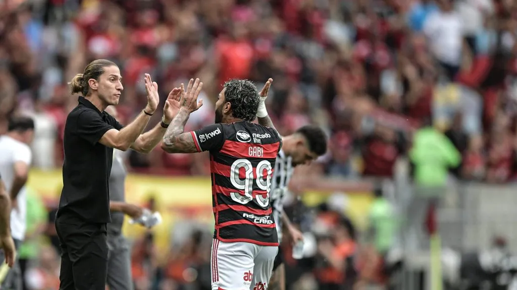 Gabigol comemora seu gol com Filipe Luís durante partida contra o Atletico-MG pela Copa Do Brasil 2024. Foto: Thiago Ribeiro/AGIF
