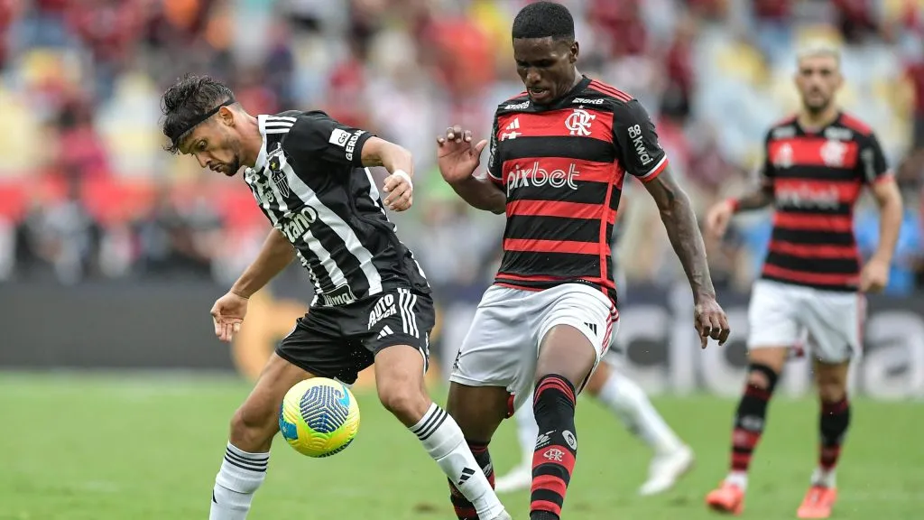 Evertton Araujo jogador do Flamengo disputa lance com Gustavo Scarpa jogador do Atletico-MG durante partida no estadio Maracana pelo campeonato Copa Do Brasil 2024. Foto: Thiago Ribeiro/AGIF