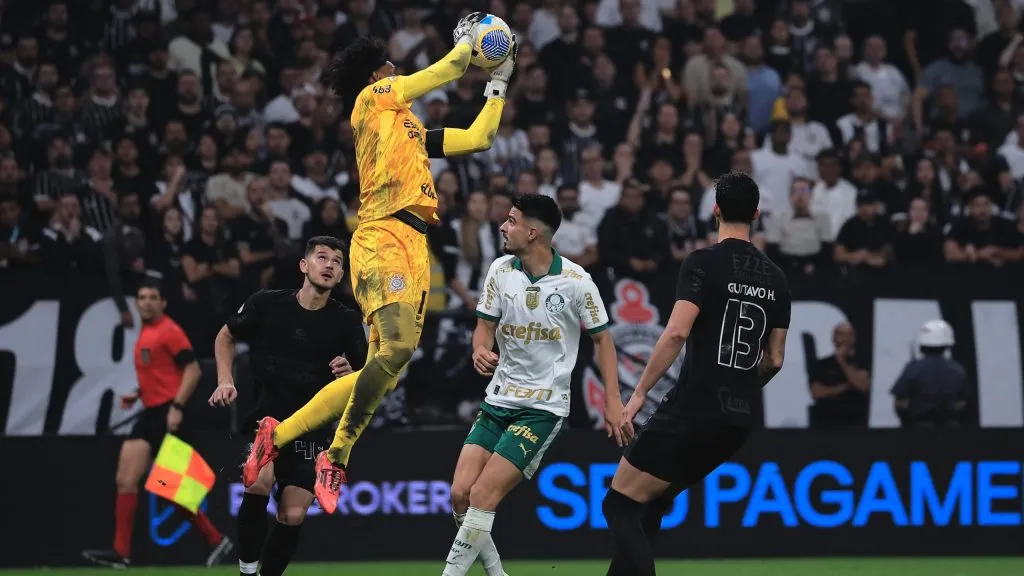 Hugo Souza será titular no Dérbi - Foto: Ettore Chiereguini/AGIF.