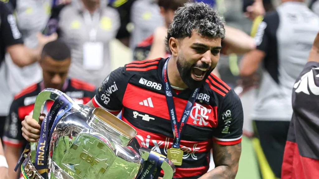 Gabigol  comemora com a taça da Copa do Brasil ao final da partida contra o Atletico no estadio Arena MRV. Foto: Gilson Lobo/AGIF