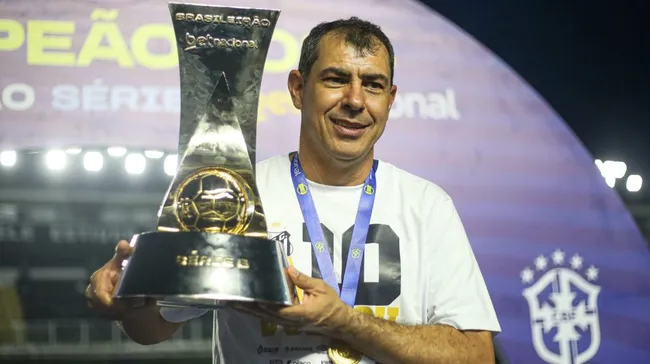 Carille com o troféu de Campeão da Série B. Foto: Reinaldo Campos/AGIF