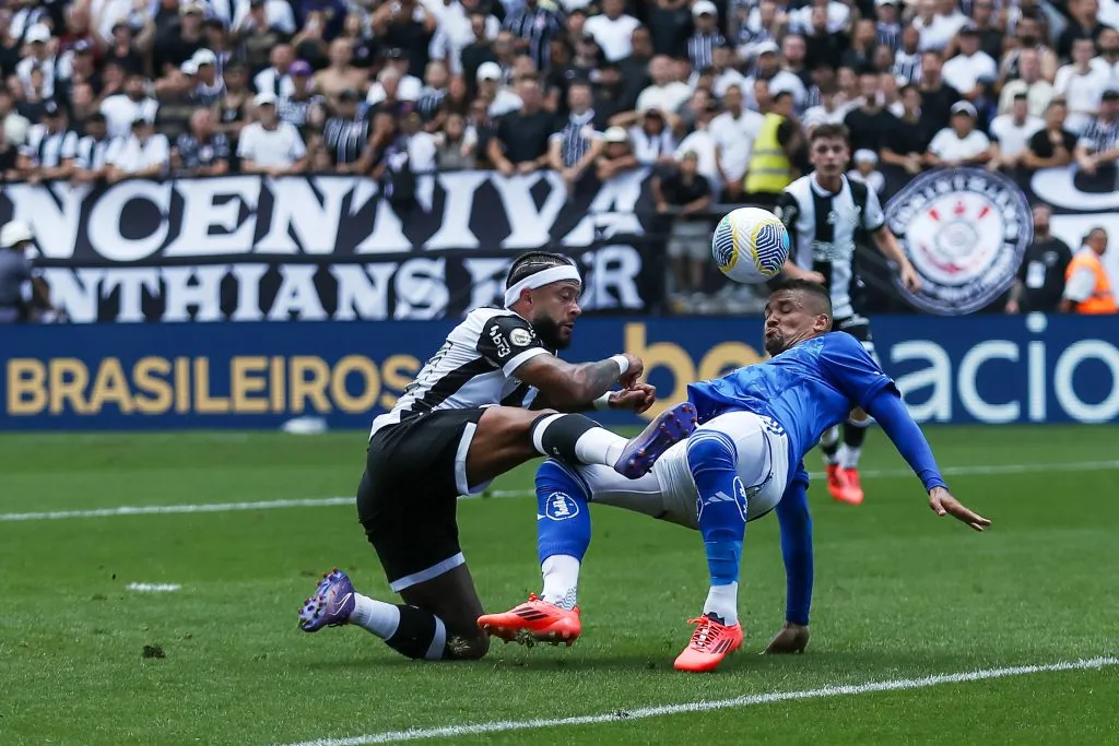 Memphis Depay jogador do Corinthians durante partida contra o Cruzeiro – Foto: Marco Miatelo/AGIF