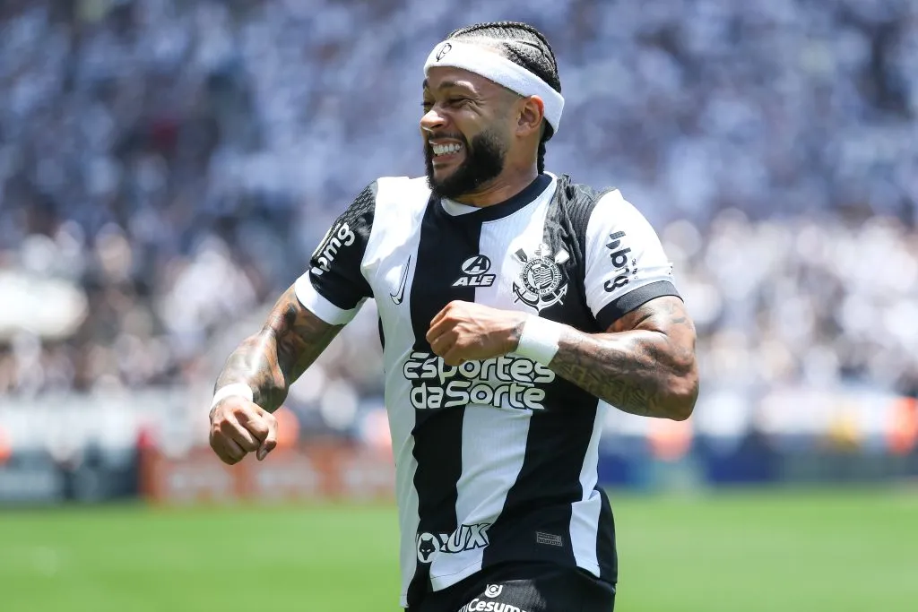 Depay jogador do Corinthians comemora seu gol durante partida contra o Cruzeiro – Foto: Marco Miatelo/AGIF