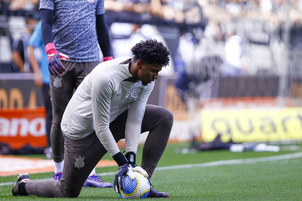 SP – SAO PAULO – 24/11/2024 – BRASILEIRO A 2024, CORINTHIANS X VASCO – Hugo Souza jogador do Corinthians durante aquecimento antes da partida contra o Vasco no estadio Arena Corinthians pelo campeonato Brasileiro A 2024. Foto: Marco Miatelo/AGIF