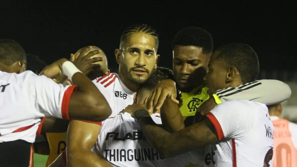 O arbitro [tarcisio pinheiro  caetano  ] durante partida entre Madureira e Flamengo no estadio Amigao pelo campeonato Carioca 2025. Foto: Paulo Sergio Souza Xavier/AGIF