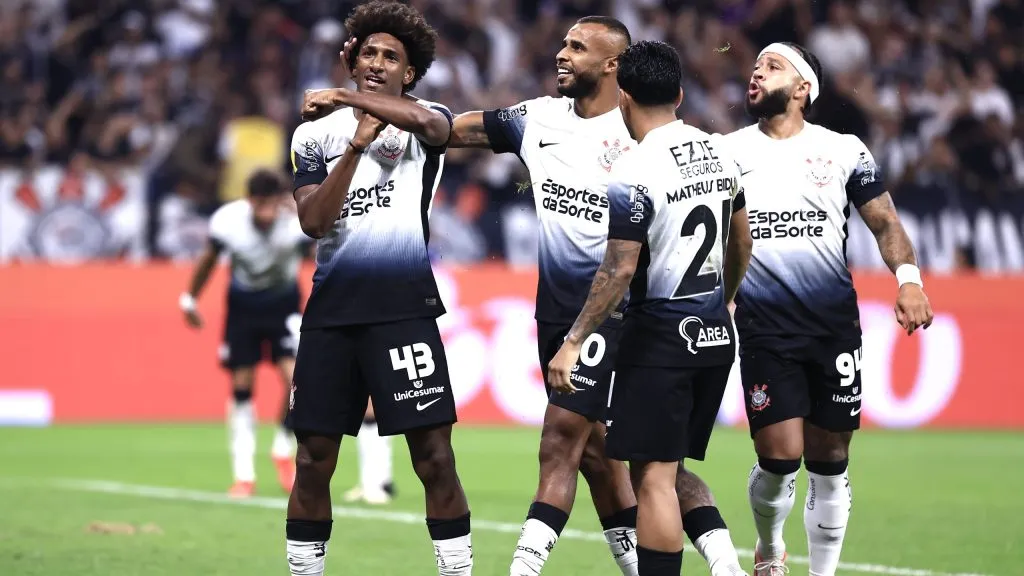 Talles Magno jogador do Corinthians comemora seu gol